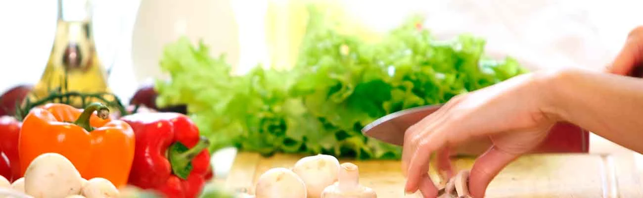 Preparación de verduras frescas en la cocina