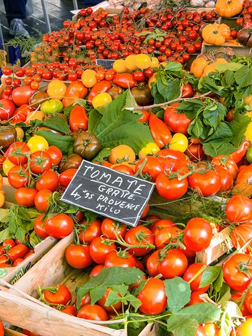 Tomates y hortalizas de diferentes variedades