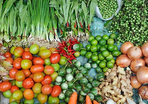 Frutas y verduras en un puesto de mercado